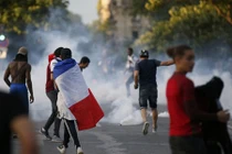 Loạt ảnh CĐV hỗn chiến trong trận chung kết EURO 2016