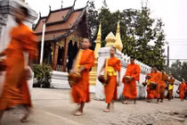 Một ngày làm việc của các nhà sư Lào qua ảnh