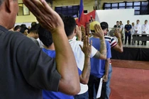 Hàng loạt cảnh sát Philippines dính án ma túy ra đầu thú