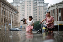Mưa lũ kỷ lục ở Trung Quốc qua ảnh