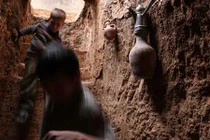 Bên trong hầm tránh bom của chiến binh nổi dậy Syria