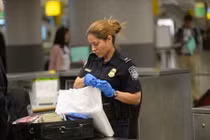 Choáng với những món đồ độc bị tịch thu ở sân bay