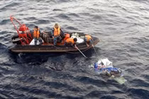 Video: Những hình ảnh đầu tiên của CASA 8983 dưới đáy biển