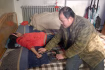 Kinh hoàng cha đem rắn hổ mang về trị bệnh cho con