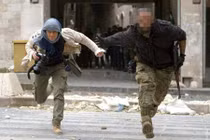 Chùm ảnh nữ phóng viên tác nghiệp trên chiến trường 