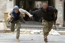 Chùm ảnh nữ phóng viên tác nghiệp trên chiến trường 