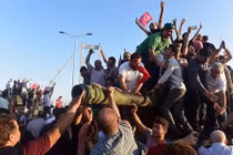 Cảnh dân ăn mừng khi đảo chính ở Thổ Nhĩ Kỳ thất bại