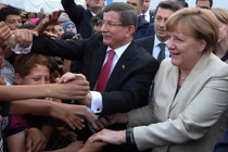 Hàng nghìn người di cư chào đón Thủ tướng Đức Merkel