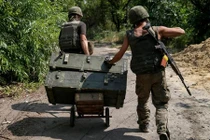 Chiến tuyến Ukraine nóng hầm hập qua ảnh Reuters