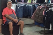 Cảnh nam giới vạ vật ngồi chờ trong các hiệu thời trang 