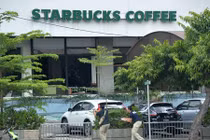 Hình ảnh cảnh sát vây bắt nghi phạm tấn công ở Jakarta