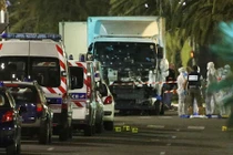 Xe tải lao vào đám đông ở Pháp, 200 người thương vong
