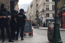 Cận cảnh lực lượng chống khủng bố Pháp tác nghiệp
