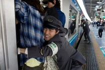 Ảnh: Nghẹt thở cảnh đi làm giờ cao điểm ở các nước