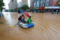 Ngập lụt "phố biến thành sông" ở Trung Quốc qua ảnh
