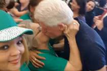 Ứng viên Hillary Clinton khổ vì ảnh chồng gây bão mạng