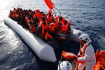 Chùm ảnh cứu dân di cư trên Địa Trung Hải