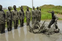 Chùm ảnh "khổ luyện" của Cảnh sát vũ trang Trung Quốc 