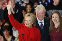 Bà Hillary Clinton đã giành thắng lợi bầu cử bằng tung đồng xu