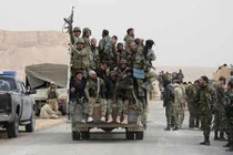 Thắng ở Palmyra, binh sĩ Syria tiến về phía bắc Latakia