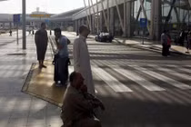 Thân nhân mỏi mòn chờ tin hành khách máy bay Ai Cập mất tích 