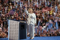 Bà Hillary Clinton nhận đề cử trở thành ứng viên tổng thống