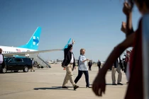 Ảnh: Bà Hillary Clinton hào hứng khoe máy bay mới