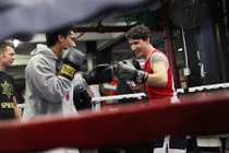 Chùm ảnh Thủ tướng Canada điển trai phô diễn tài chơi boxing