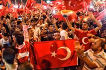 Dân đổ ra đường ủng hộ Tổng thống Erdogan sau đảo chính 