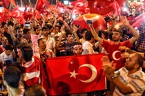 Dân đổ ra đường ủng hộ Tổng thống Erdogan sau đảo chính 