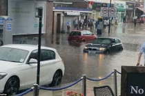 Loạt ảnh mới nhất về ngập lụt ở Anh