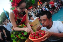 Độc đáo thi ăn ớt cay giữa trời nóng 40 độ C 