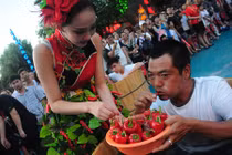 Độc đáo thi ăn ớt cay giữa trời nóng 40 độ C 