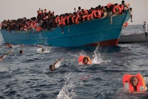 Khoảnh khắc cứu hàng nghìn người di cư trên Địa Trung Hải