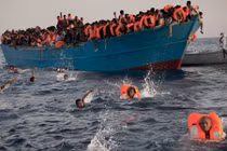 Khoảnh khắc cứu hàng nghìn người di cư trên Địa Trung Hải