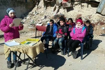 Cảnh các em nhỏ Syria ngồi học giữa đống đổ nát
