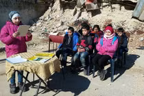 Cảnh các em nhỏ Syria ngồi học giữa đống đổ nát