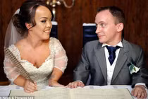 Chùm ảnh cưới của cặp đôi lùn ở Vương quốc Anh 