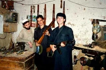 Đột nhập làng sản xuất súng rẻ hơn smartphone