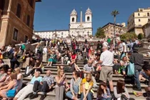 Những điểm du lịch nổi tiếng thế giới đặc kín những người