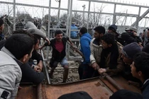 Người tị nạn xô đổ hàng rào thép gai tràn sang Macedonia