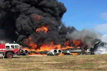 Chùm ảnh B-52 rơi ở Guam, bốc cháy ngùn ngụt
