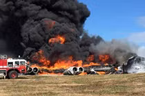 Chùm ảnh B-52 rơi ở Guam, bốc cháy ngùn ngụt