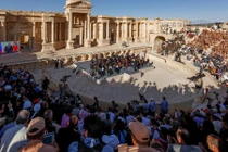 Quân đội Nga - Syria chăm chú nghe nhạc ở thành cổ Palmyra