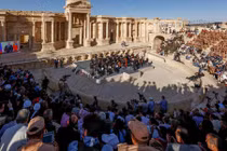 Quân đội Nga - Syria chăm chú nghe nhạc ở thành cổ Palmyra