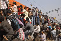 Kinh hoàng cảnh chen chúc trên tàu Ấn Độ