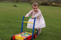 Chùm ảnh tiểu Công chúa Anh Charlotte tròn một tuổi