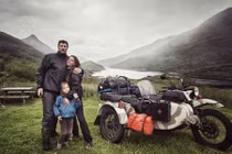 Bé trai 4 tuổi đi khắp thế giới bằng mô tô ba bánh