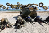 Mỹ-Hàn tập trận rầm rộ, Triều Tiên sốt vó tìm tàu ngầm