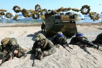 Mỹ-Hàn tập trận rầm rộ, Triều Tiên sốt vó tìm tàu ngầm